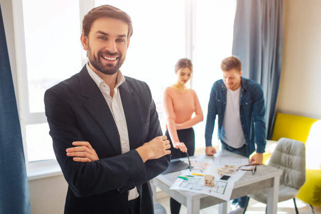happy-realtor-blurred-couple-talking